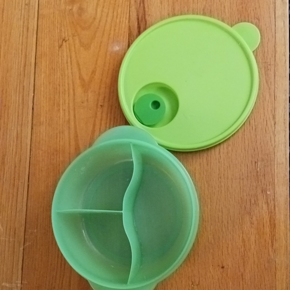 Tupperware Divided Green Microwave Reheatable Bowl with Lid - Picture 2 of 5